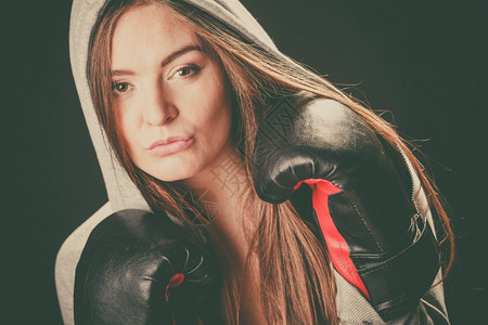拳击和女运动妇戴黑拳手套图片