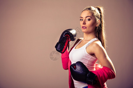 女权主义和解放思想男职业培训拳击中的女在演播室锻炼的适合女健康孩复古和老相片背景