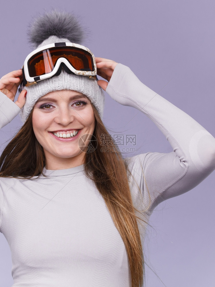 穿着热内衣滑雪谷歌的女子穿着冬冠灰色运动服的有吸引力女子穿灰色运动服的热内裤穿蓝色的滑雪工作室图片