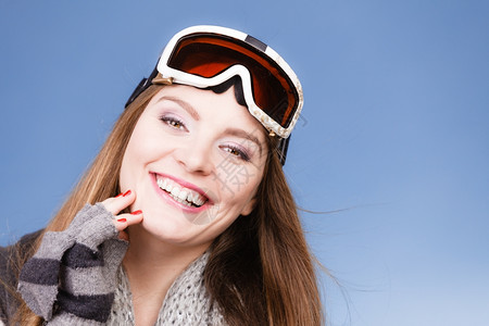 身着滑雪谷歌画像的女子滑雪孩身着女孩图片