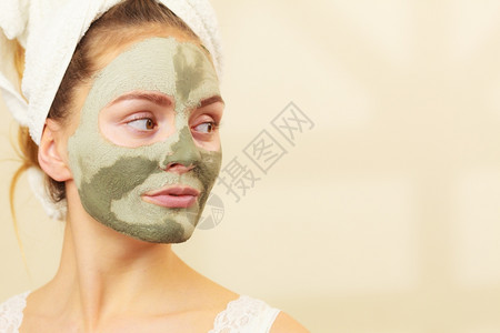 皮肤衣绿色泥土护身符女衣美容治疗背景