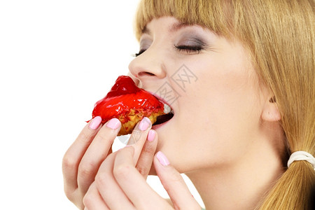 女人手握蛋糕吃着不健康的垃圾食品吃着甜点大口的甜点吃着不健康的垃圾食品背景图片