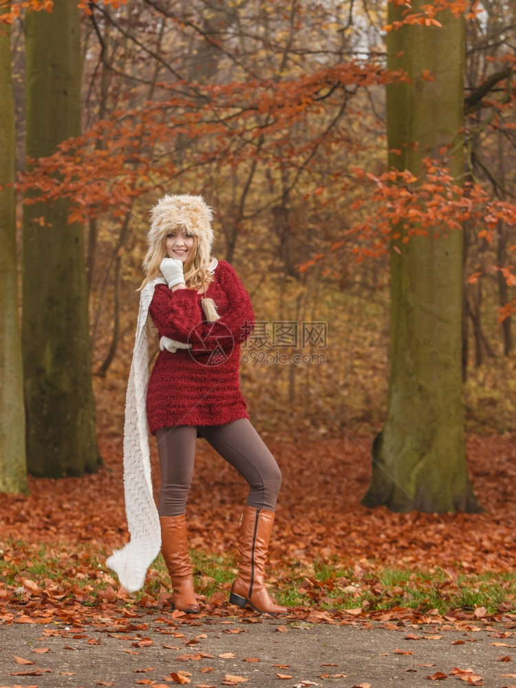 风雨下秋天公园森林的时装女郎风下秋天公园森林的时装女郎风下秋天公园森林反对吹风的时装女郎穿着毛帽和衣的年轻女孩在户外玩得很开心图片