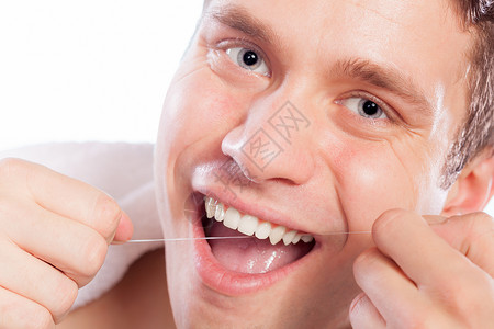 年轻人用牙刷线打扫白高清图片