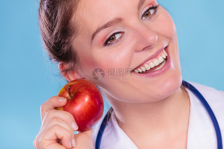 饮食营养学家与苹果水快乐饮食营养学家与持有苹果的快乐妇女提倡健康的食品水果正确的饮食营养和苗条概念图片