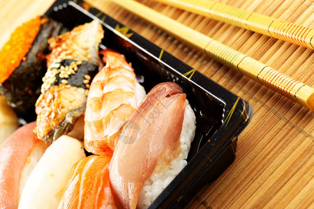 传统的日本寿司和筷子图片