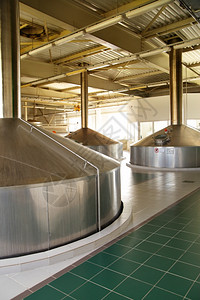 现代酿酒厂钢发酵罐车间图片