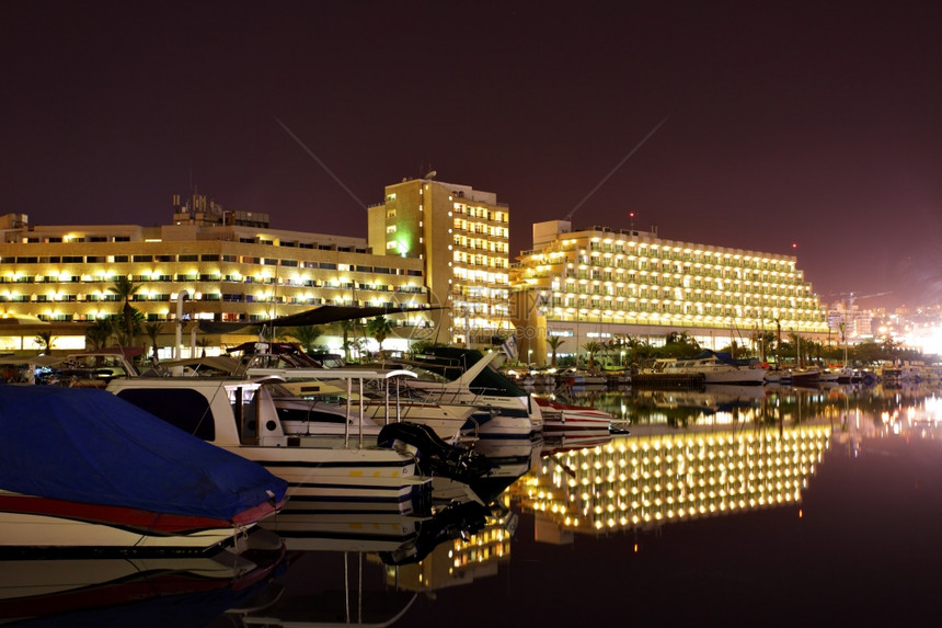 夜里有旅馆和游艇以色列伊拉特图片