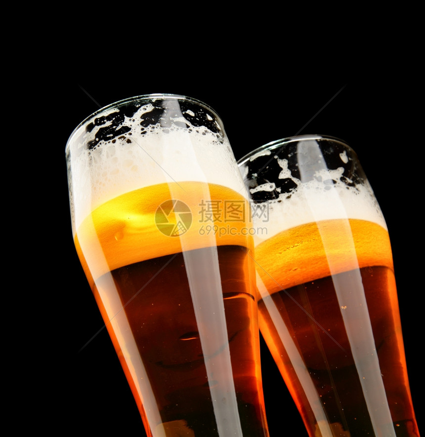 两杯啤酒黑色背景上加霜的啤酒图片