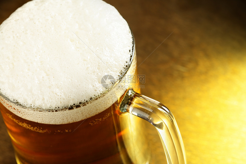 啤酒杯在木制桌子上贴青霜的杯子xA图片