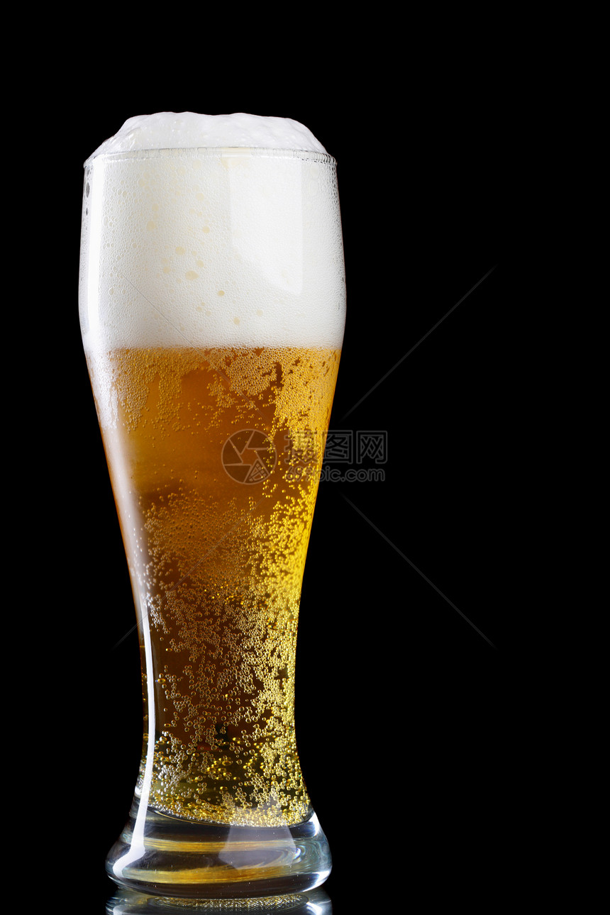 啤酒杯黑色背景上覆青霜图片