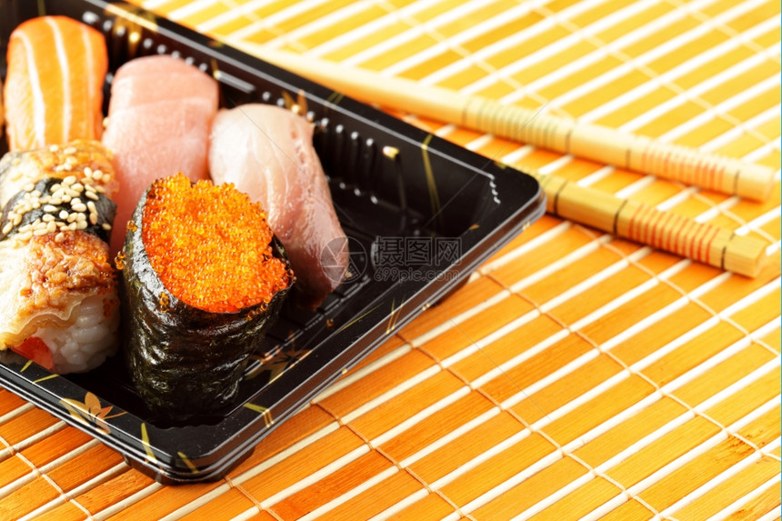 传统的日本寿司和筷子图片