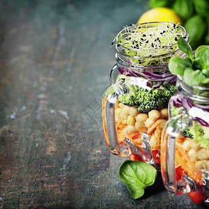健康自制梅森贾萨拉德与奇克比和蔬菜健康食物饮脱毒清洁饮食或蔬菜概念图片