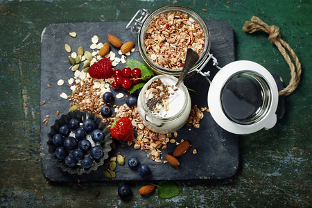 浆果牛奶健康早餐概念图片