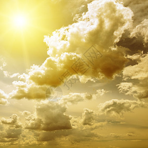 太阳照耀的奇妙云彩图片