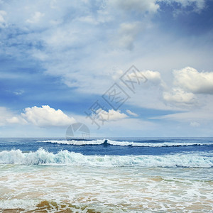 海洋波浪和蓝天空图片