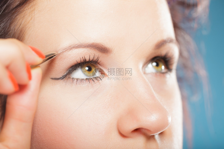 脸部紧的分女人用Tweezers挖眉毛女孩的Tweez眉毛图片