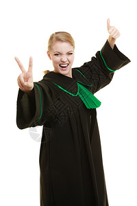法律庭或司概念女律师身着古典油黑色绿袍女律师在白色上孤立的手势举起胜利的拇指举起胜利的手势图片