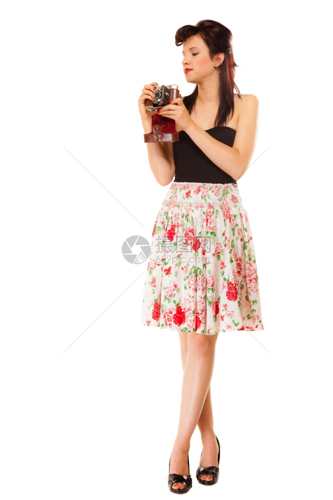 美摄影师整个长的漂亮古老风格夏天的少女孩拿着古老的旧相机与白色背景隔绝图片