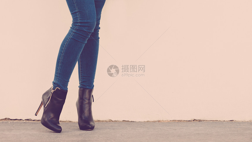 时装服女人长腿穿牛仔裤图片