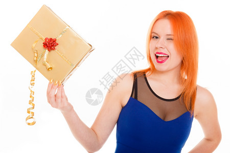 圣诞节X冬季或情人39一天生日概念红发女孩拿着金礼物盒的红发女孩图片