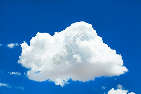 蓝色天空中的白云背景图片