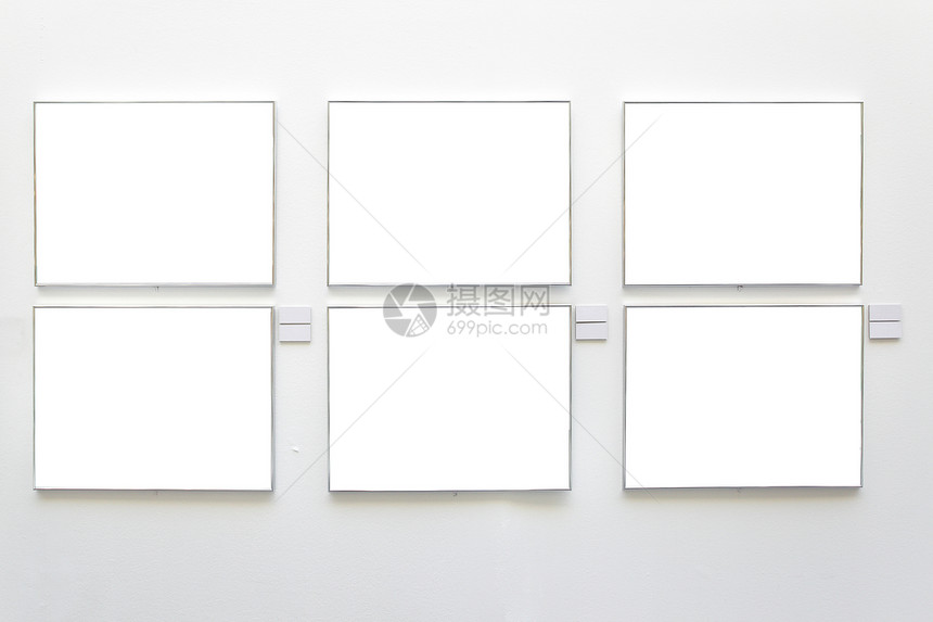 画廊墙壁上的空白框架图片
