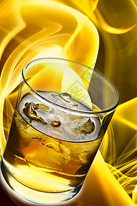 一杯威士忌里面有冰和火高清图片