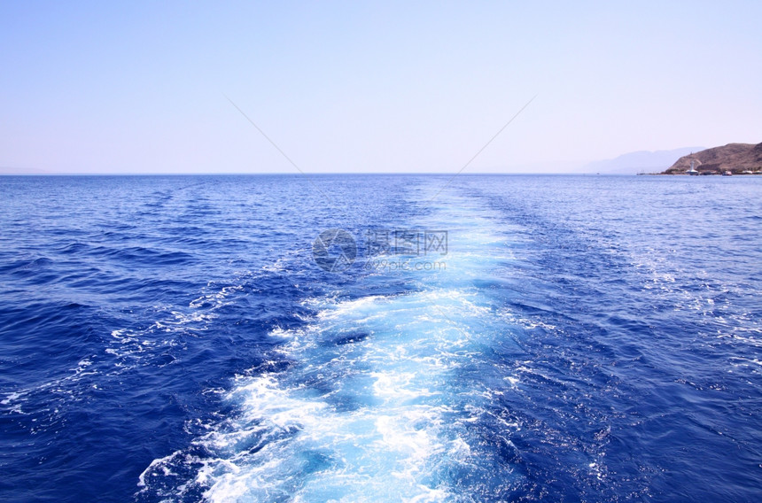 海上和离船舶的轨道可作为背景图片