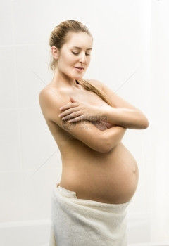 美丽的孕妇在浴室装扮的肖像图片