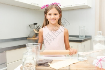 可爱女孩在厨房学习烹饪的肖像图片