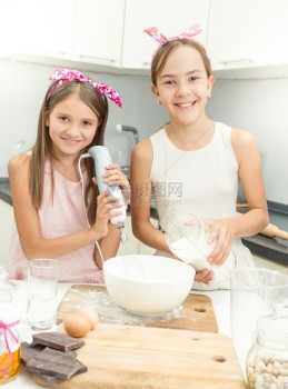 两个女孩做馅饼图片