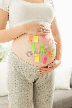 孕妇肚子上彩色贴纸的特照片图片
