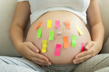 有关孕妇肚子的彩色备忘贴纸照片图片