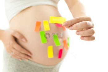 孕妇贴着彩色纸的特照片图片