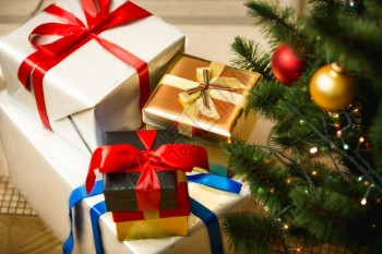 圣诞礼物装在客厅地板上彩色盒装的子里图片