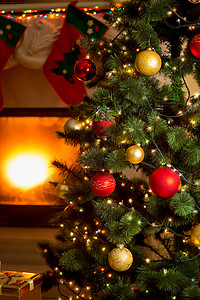 圣诞树和壁炉的美丽背景图片