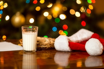 圣诞老人餐桌上的牛奶和饼干背景图片