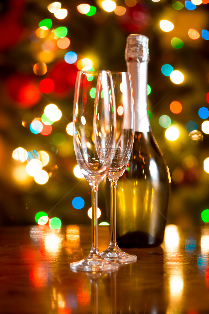 美丽的圣诞背景带着杯子和香槟酒图片