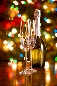 美丽的圣诞背景带着杯子和香槟酒图片