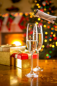 圣诞前夕两杯子装满香槟的特贴照片背景图片
