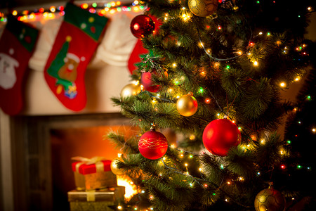 美丽的装饰壁炉和小屋的圣诞树图片