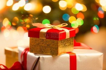 红色圣诞礼物盒的特贴照片带金丝和弓图片