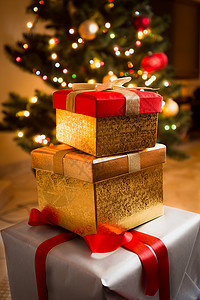 圣诞树下金和红礼物盒的特贴照片图片