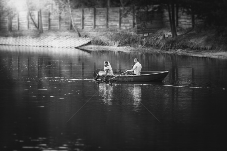 新郎娘在湖上乘坐旧木船图片