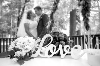 婚礼仪式桌上的爱一字黑白特写照片图片