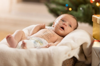 篮子圣诞节围在维杰篮子米毯上的可爱新生婴儿背景
