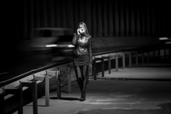 夜里在高速公路上行走的单身妇女照片图片