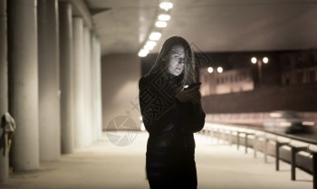 晚上在街使用手机的孤独女画像图片