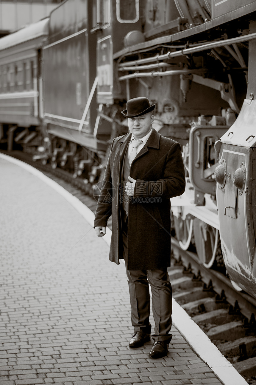 在火车平台上等待的优雅男子旧相片图片
